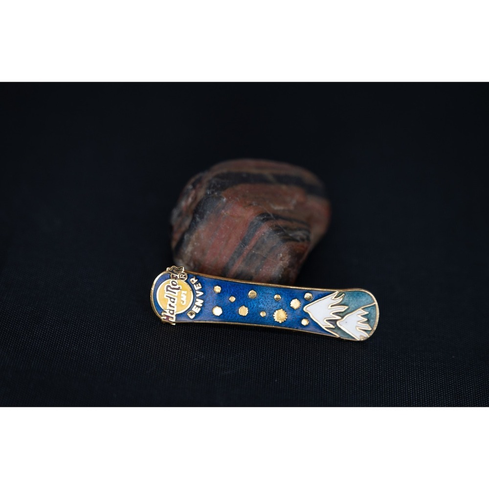 Hard Rock Cafe Pin Denver Snowboard with Mountain and Stars Souvenir‎ 1998